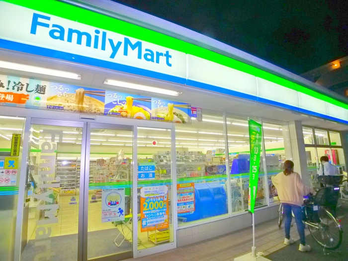 コンビニ　ファミリーマート（コンビニ）まで220m