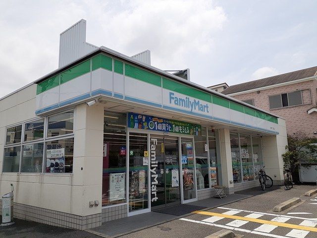 コンビニ　ファミリーマート様（コンビニ）まで520m