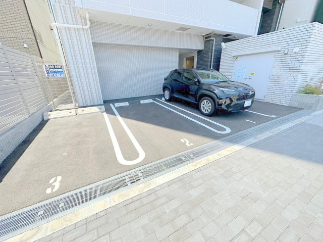 駐車場　駐車のしやすい広めの駐車場です。
