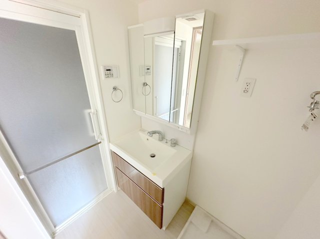 洗面設備　人気の独立洗面所にはうれしいシャンプードレッサーが付いてます
