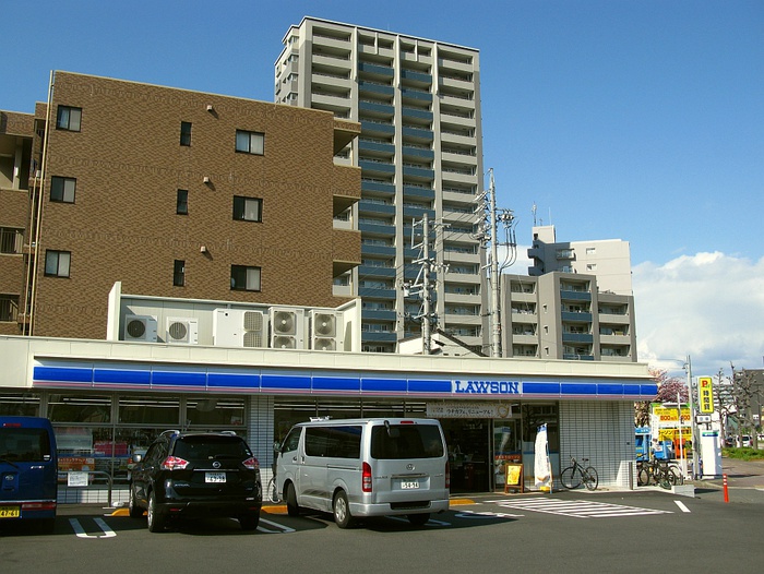 コンビニ　ローソン東区芳野3丁目店（コンビニ）まで324m