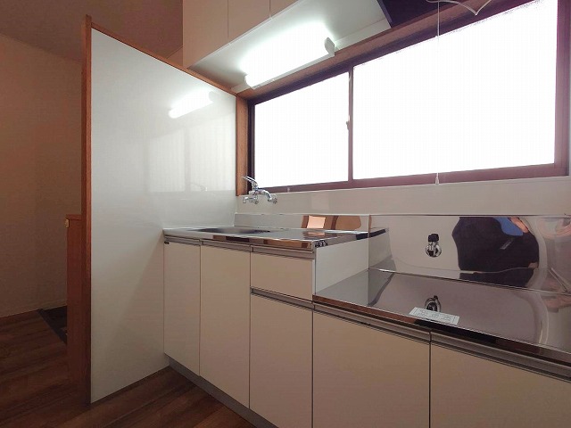 キッチン　(同タイプの他の部屋の写真です)