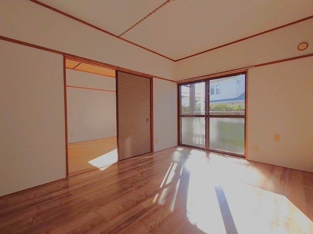 居室・リビング　(同タイプの他の部屋の写真です)