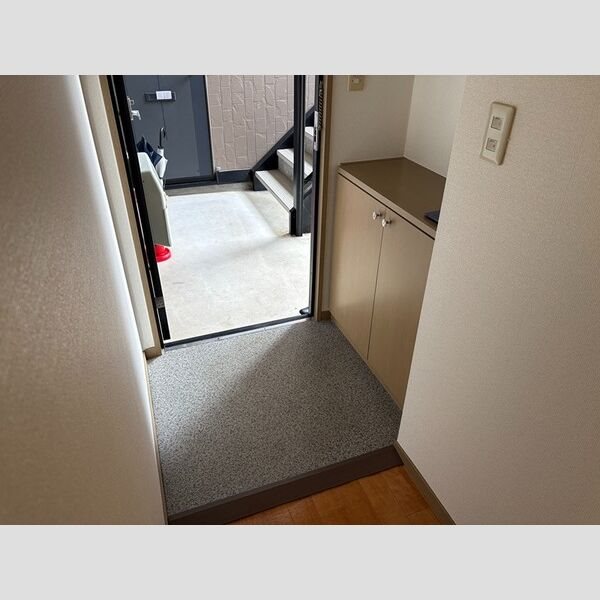 玄関　同物件別部屋写真