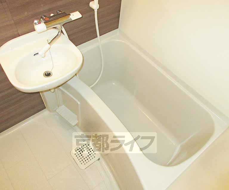 バス・シャワールーム　快適に入浴できる綺麗なバスルームです