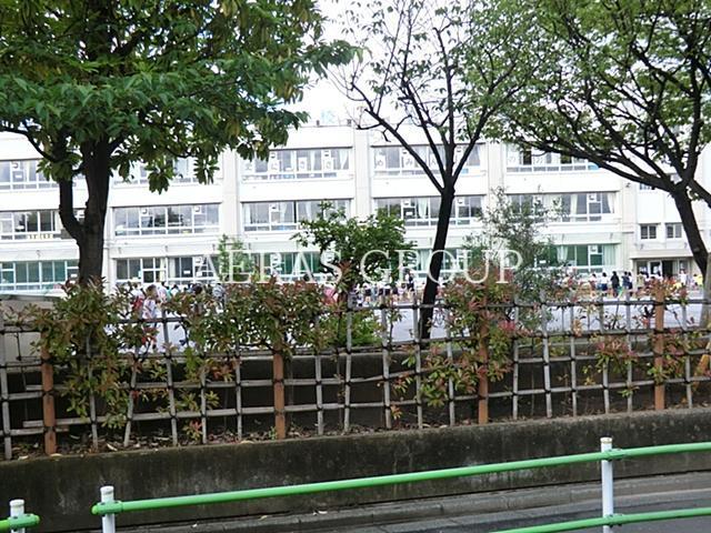 小学校　葛飾区立上小松小学校（小学校）まで684m