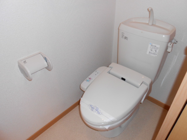 トイレ　温水洗浄便座完備・小物収納庫有り