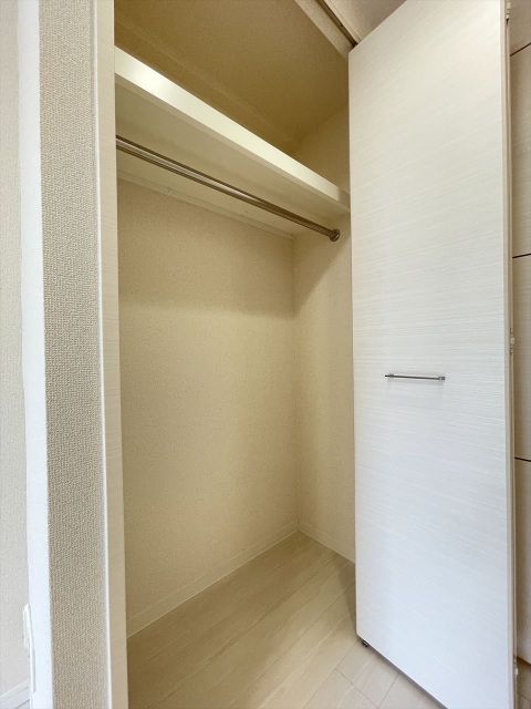 収納　パイプ付きクロゼットでお洋服もスッキリ！