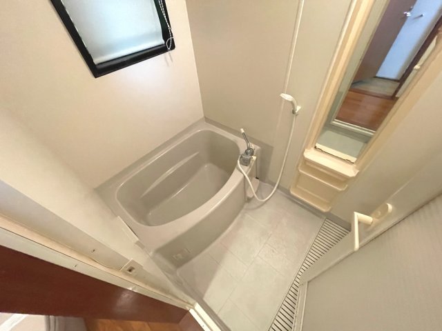 バス・シャワールーム　浴室内に窓があり換気も楽にできます♪