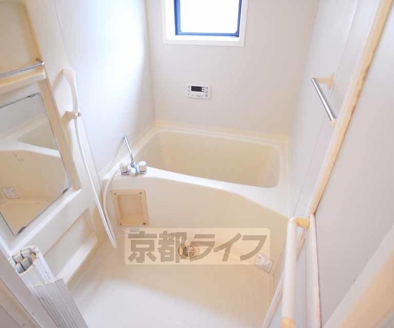 バス・シャワールーム　窓もあり換気も出来るので快適！
