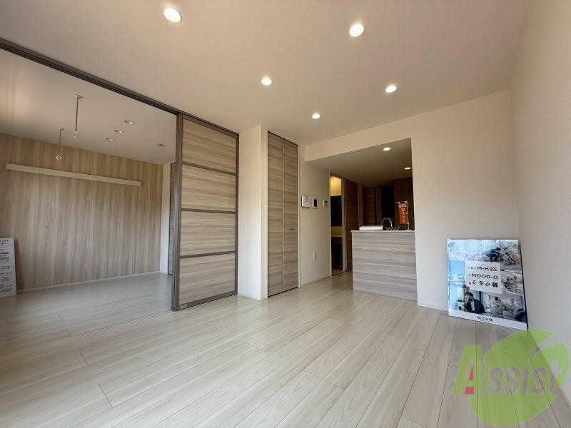 居室・リビング　白を基調とした綺麗なお部屋ですね。日当たりも良好です