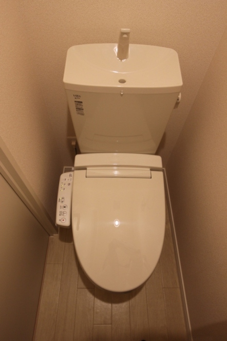 トイレ　温水洗浄便座付きのトイレです。（写真は同型物件です）