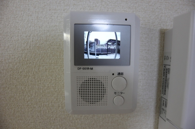 セキュリティ　暮らしの安全を守るモニター付インターホン。（写真は同型物件で