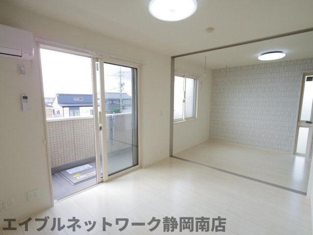 居室・リビング　こちらの居間で趣味の時間をお楽しみください