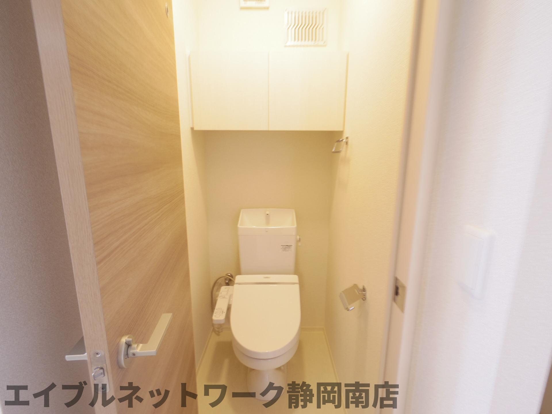 トイレ　落ち着いた色調のトイレです