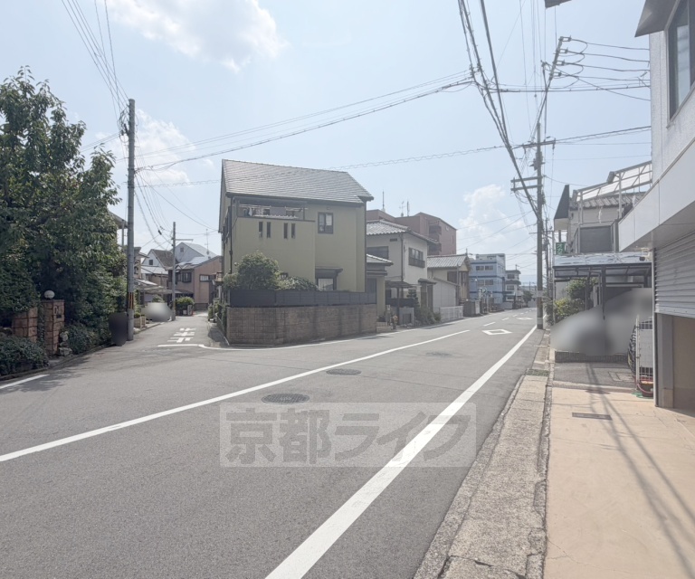 居室・リビング　６帖の和室もあります。