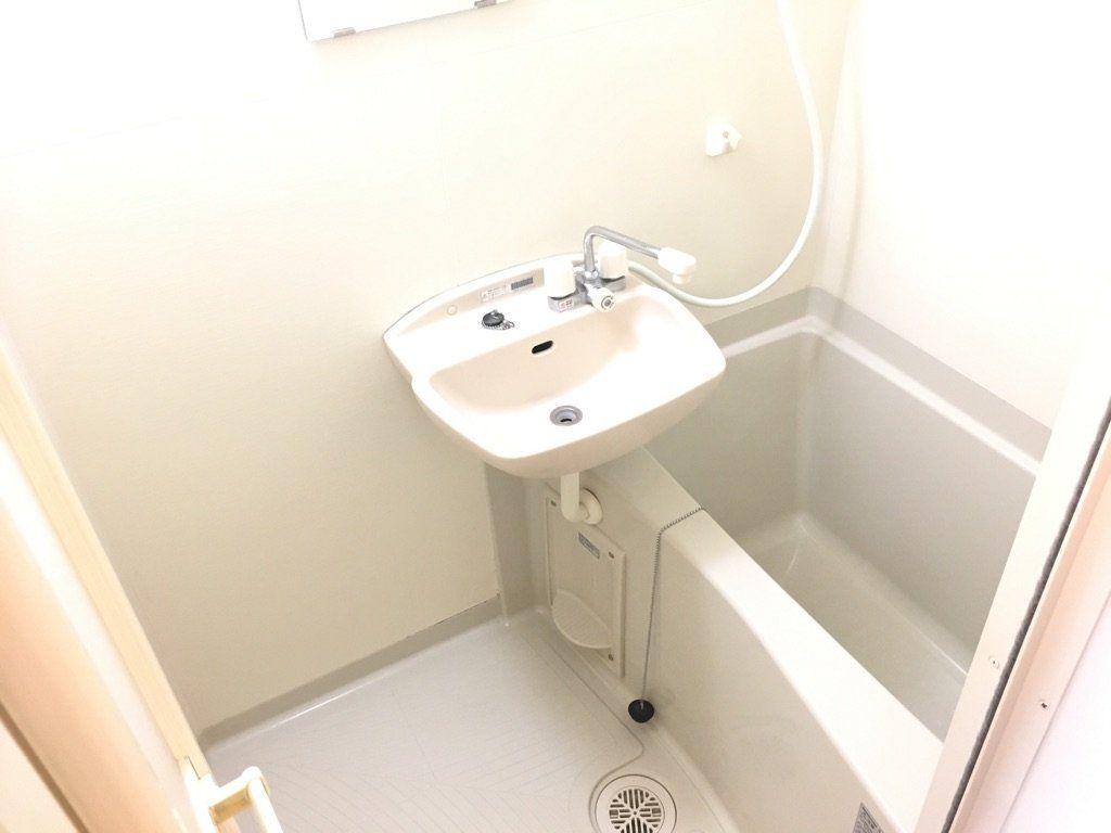 バス・シャワールーム　バス・トイレ別で快適です