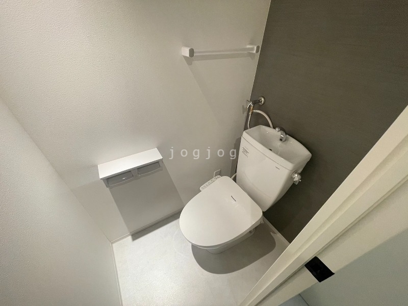 トイレ　嬉しい温水洗浄便座付きのトイレです。