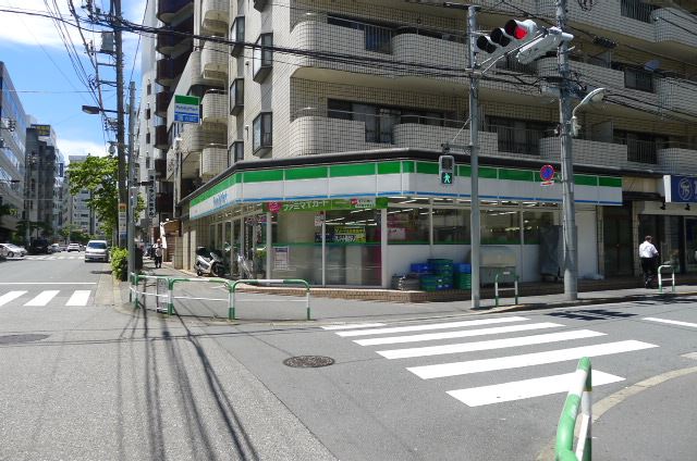 コンビニ　ファミリマート（コンビニ）まで130m