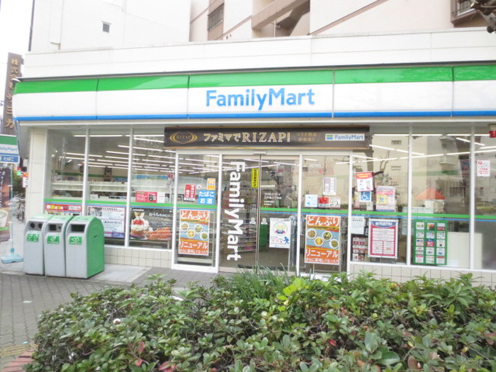コンビニ　ファミリーマート（コンビニ）まで72m