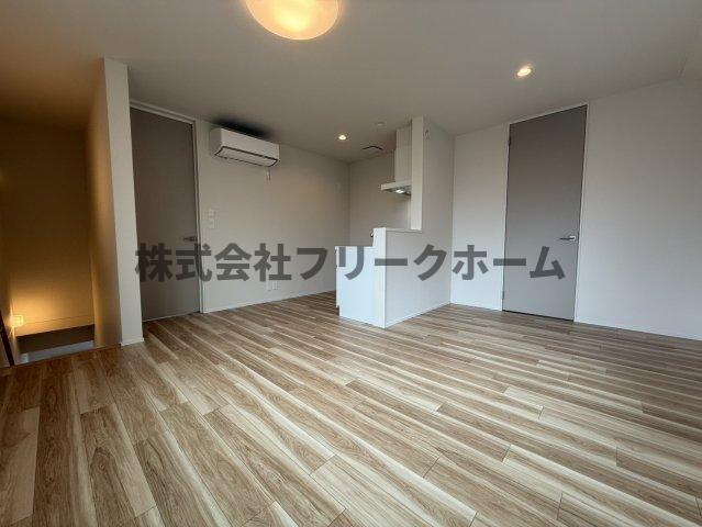 ＪＲ中央線 三鷹駅 徒歩10分 2階建 築1年の居間写真
