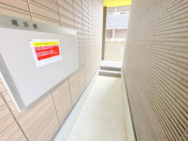 ロビー　奥行きのあるロビーは綺麗に片づけられています。