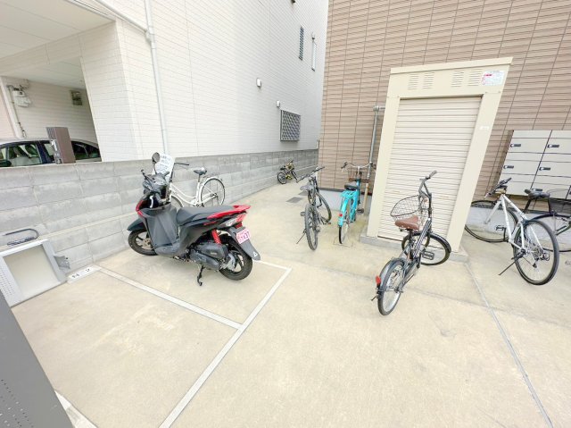 駐車場　敷地内には入居者専用の駐輪スペースもあります。