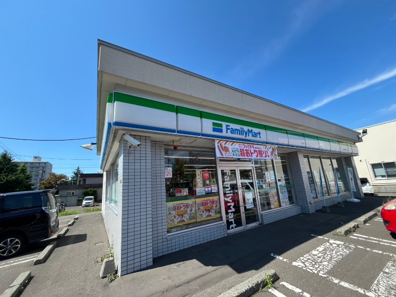 コンビニ　ファミリーマート札幌発寒7条店（コンビニ）まで137m