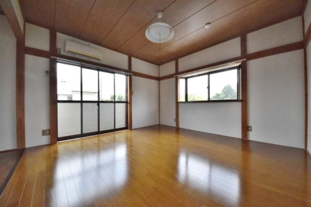 居室・リビング　★出窓ありの角部屋で日当たり良好★