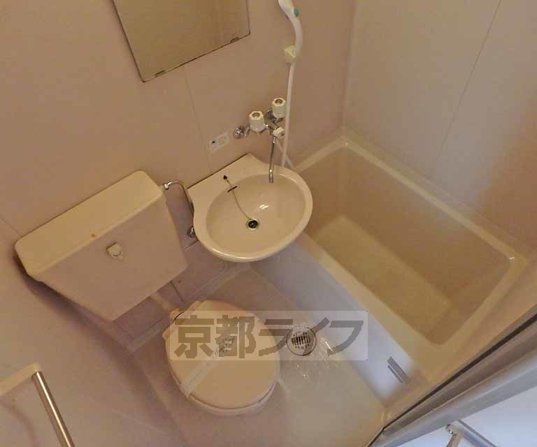 バス・シャワールーム　ユニットバス。お掃除も楽チン。