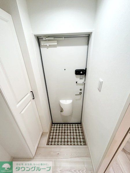 玄関　同物件別部屋写真