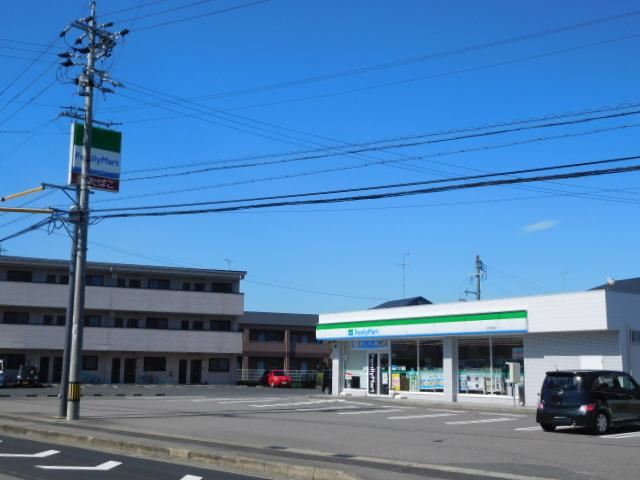 コンビニ　ファミリーマート（コンビニ）まで830m