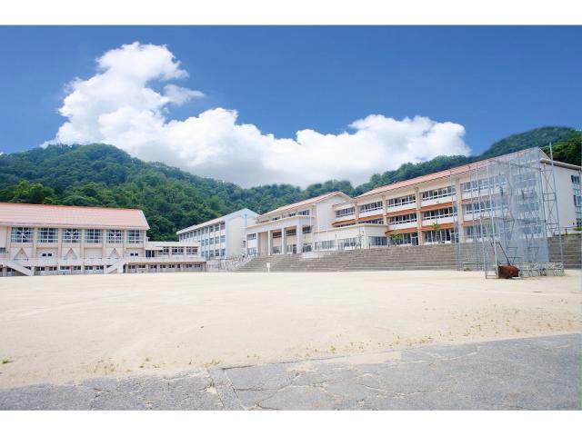 中学校　岩美町立岩美中学校（中学校）まで719m