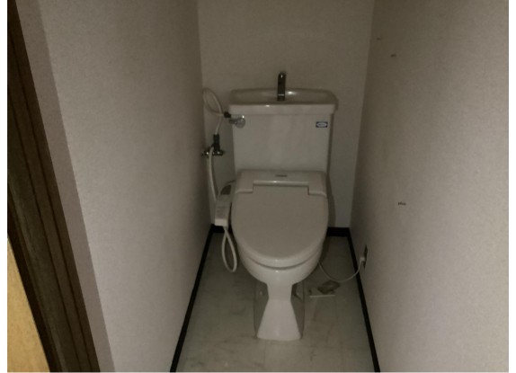 小田急線 成城学園前駅 徒歩12分 2階建 築33年のトイレ写真