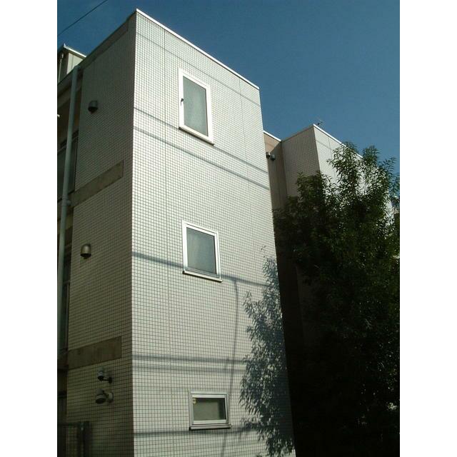 建物外観　白いタイルを基調とした落ち着きのある外観です。