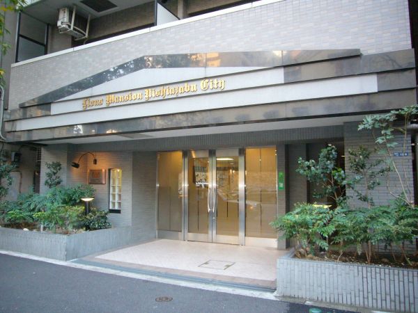 東京メトロ日比谷線 六本木駅 徒歩10分 13階建 築27年の外観写真