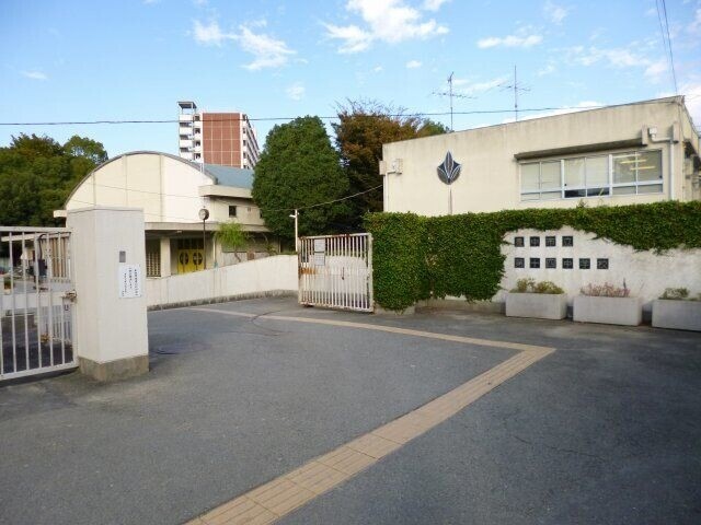 中学校　豊中市立第十四中学校（中学校）まで438m