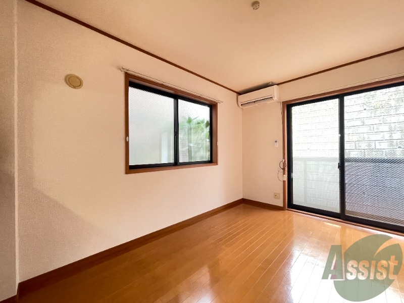 居室・リビング　南向きの大きめの窓から日差しがたっぷり入る明るいお部屋です。
