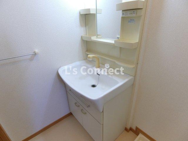 洗面設備　朝の支度もスムーズな独立洗面台。