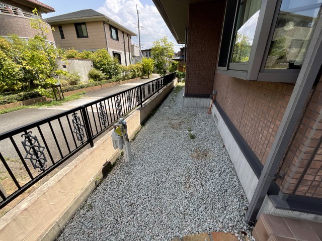 エントランス　お庭で自由な時間を過ごせます