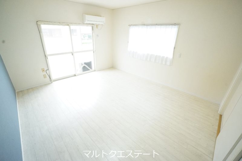 稲冨ハイツIIの居間写真