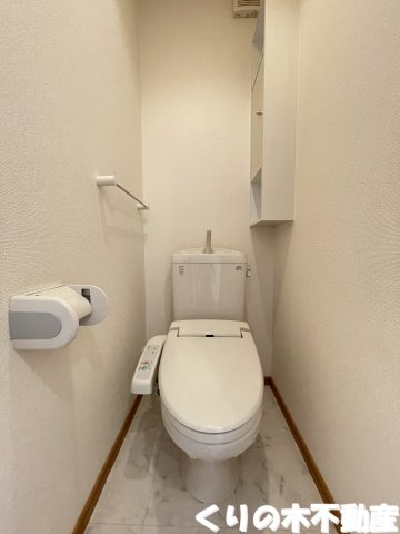 トイレ　落ち着いた色調のトイレです