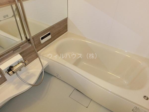 バス・シャワールーム　浴室乾燥機、追焚機能付の広々バスルーム！