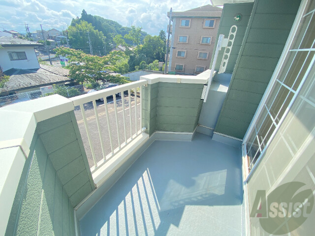 バルコニー　二階のお部屋なので眺望も日当たりもいいですね
