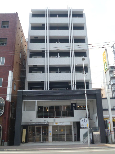 建物外観　来客者の確認ができるTVモニターホンが設置されています。