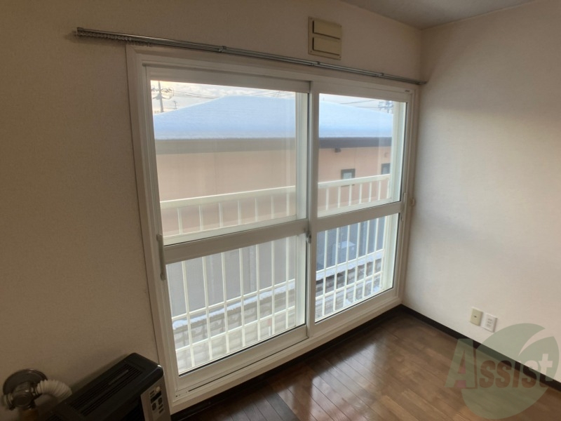 バルコニー　窓が大きいので風の通りが良さそうですね！！