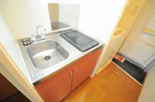 キッチン　コンロは電気コンロ（ラジエントヒーター）になります。