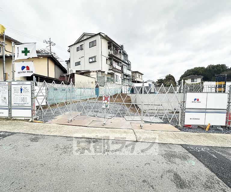 京都市右京区宇多野馬場町のアパートの建物外観