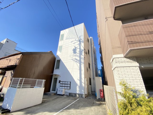 名古屋市中村区稲葉地本通のマンションの建物外観