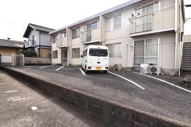 【府中市中須町のアパートの駐車場】